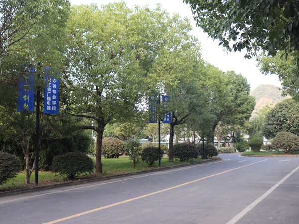 富阳校区校园一角